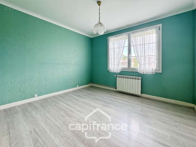 Maison de plain-pied 113 m² - 4 chambres avec fort potentiel à Tronchy - photo 8