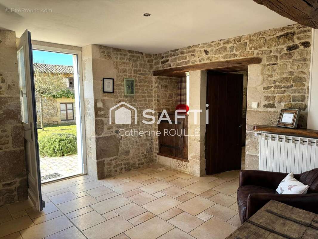 Maison 223 m² à Saint-Christophe-Sur-Roc  - photo 3
