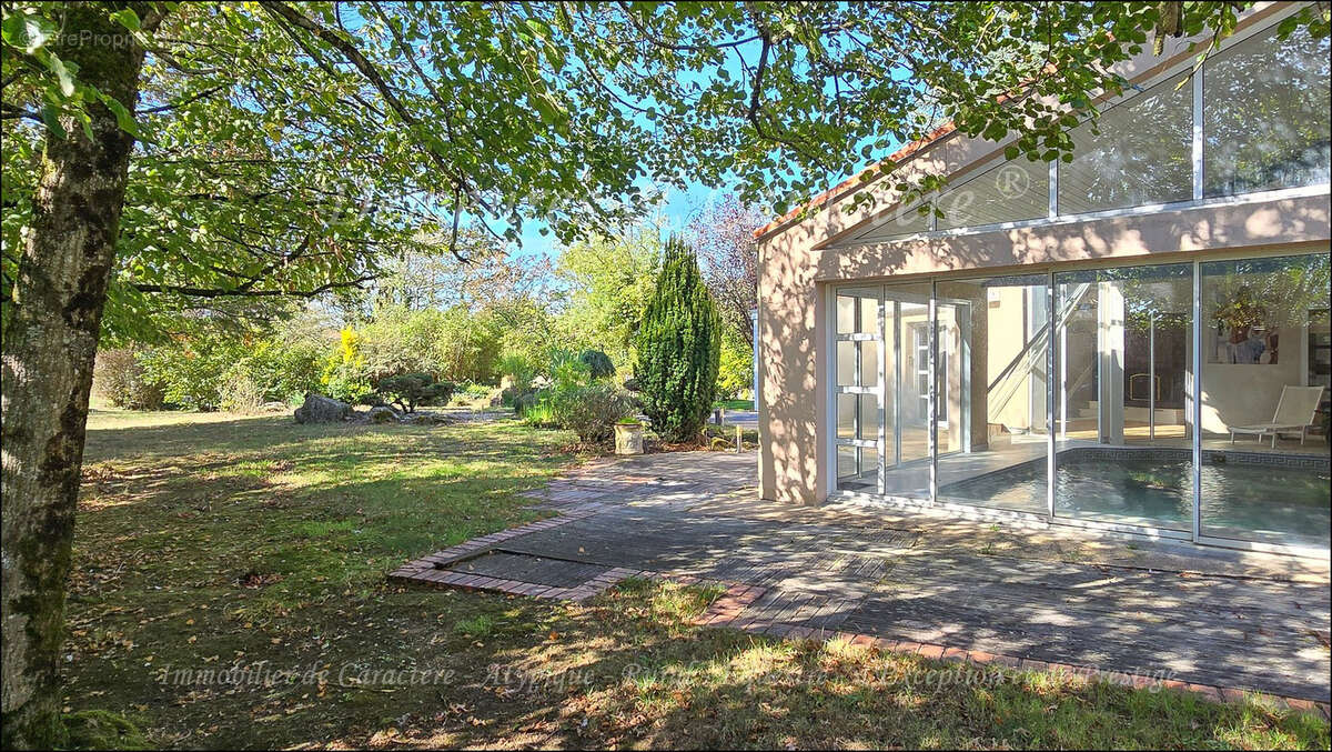 Maison, sauna, piscine intérieur, grands garages fermés - photo 3