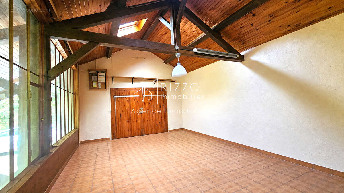 Centre Ferney, maison de 200m2 + dépendance de 41m2 sur terrain de 1590m2 - photo 20