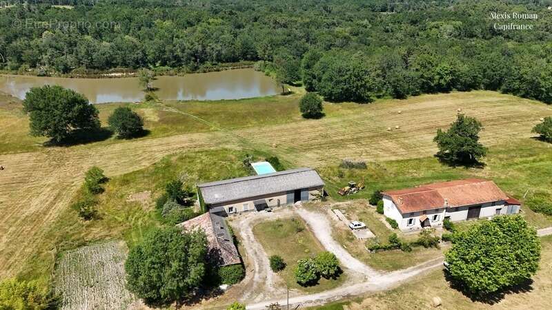 Domaine de 28 hectares avec étang privé, maison, 2 gîtes et plus de 400 m² de dépendances - photo 2