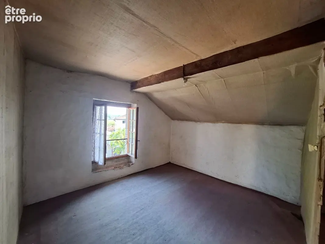 URRUGNE Bourg A rénover: Appartement mansardé de 136.96 m2 et cave - photo 8