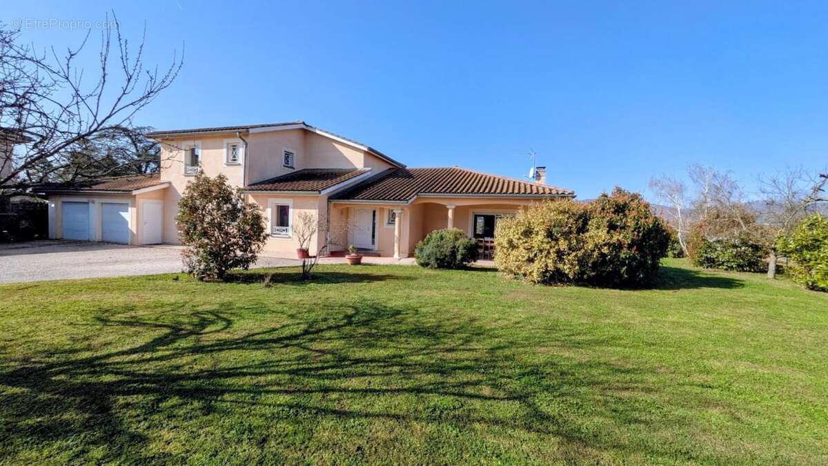 Maison à GREZIEU-LA-VARENNE