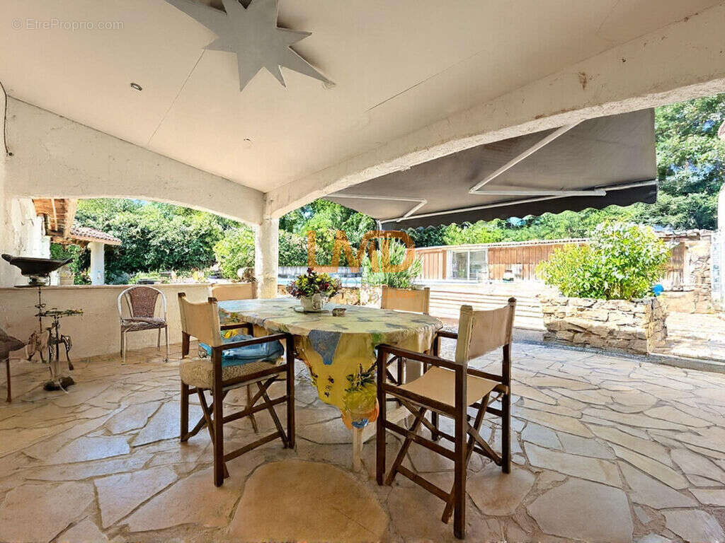 Propriété de 265 m², piscine, logements indépendants à Tourrette - photo 4