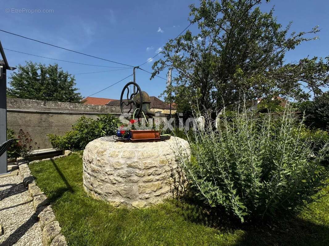 Maison à NOYERS