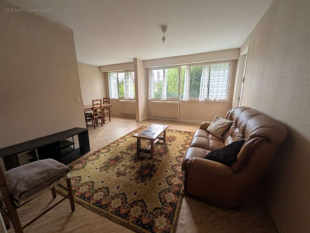 Appartement à LES CLAYES-SOUS-BOIS