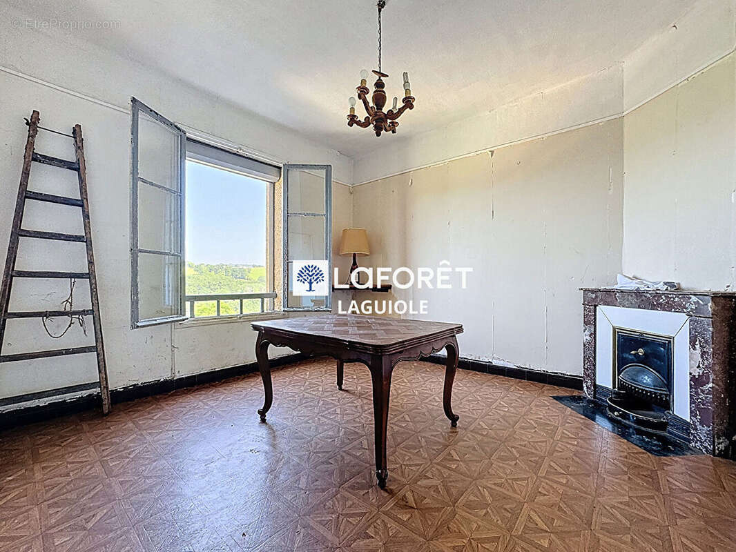 Maison à SAINTE-GENEVIEVE-SUR-ARGENCE