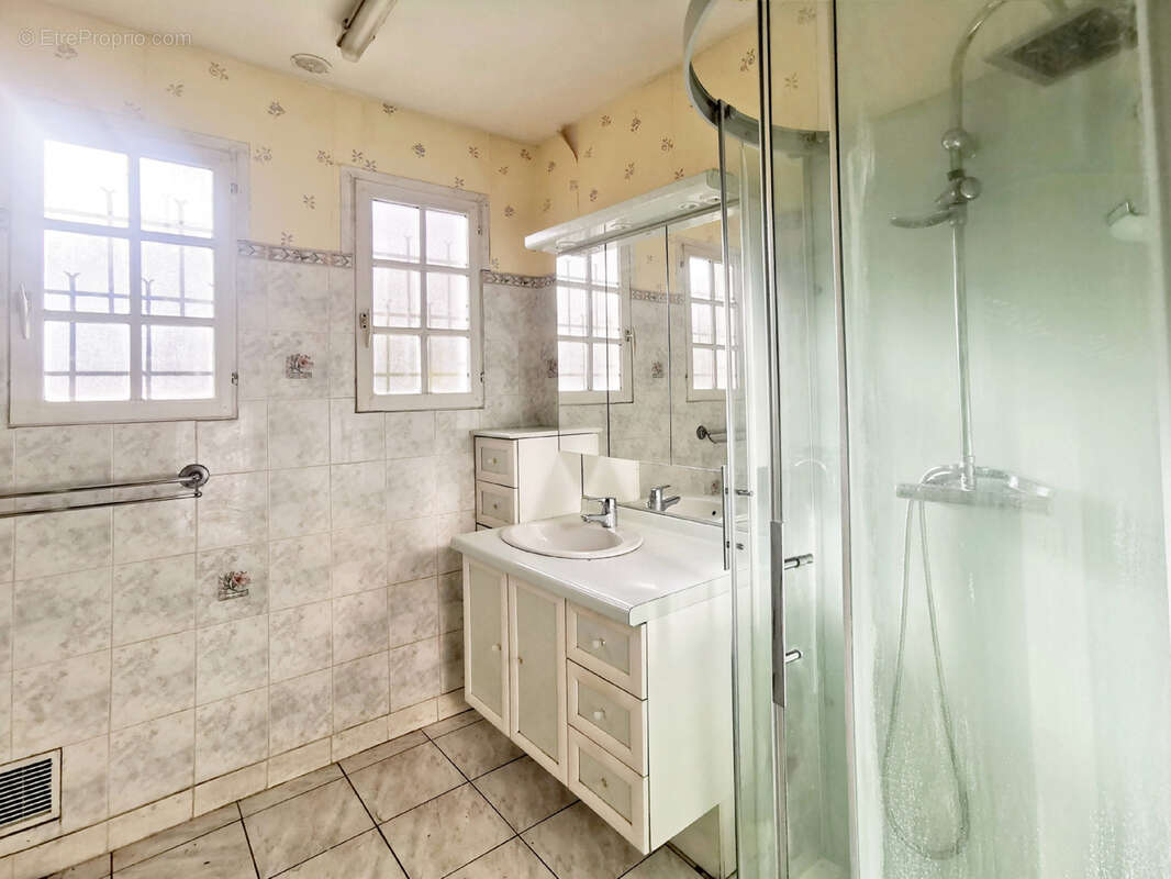 MAISON INDIVIDUELLE DE PLAIN-PIED avec sous-sol total sur 1000m2 de terrain arboré - photo 9