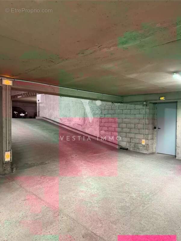 Parking à PARIS-17E