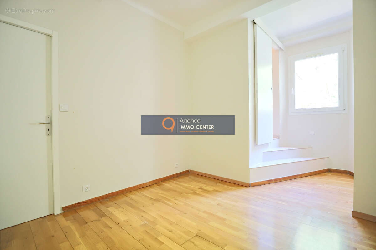 Hyères Centre Ville - Superbe appartement T4 Haussmannien rénové de 92 m2 - photo 9