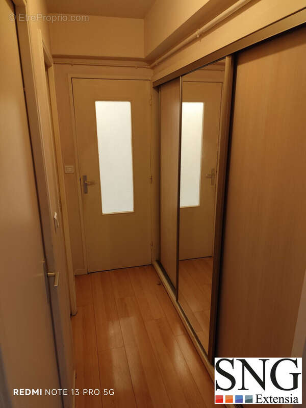 Dégagement avec grand placard dans une porte avec le miroir - Appartement à PERIGUEUX