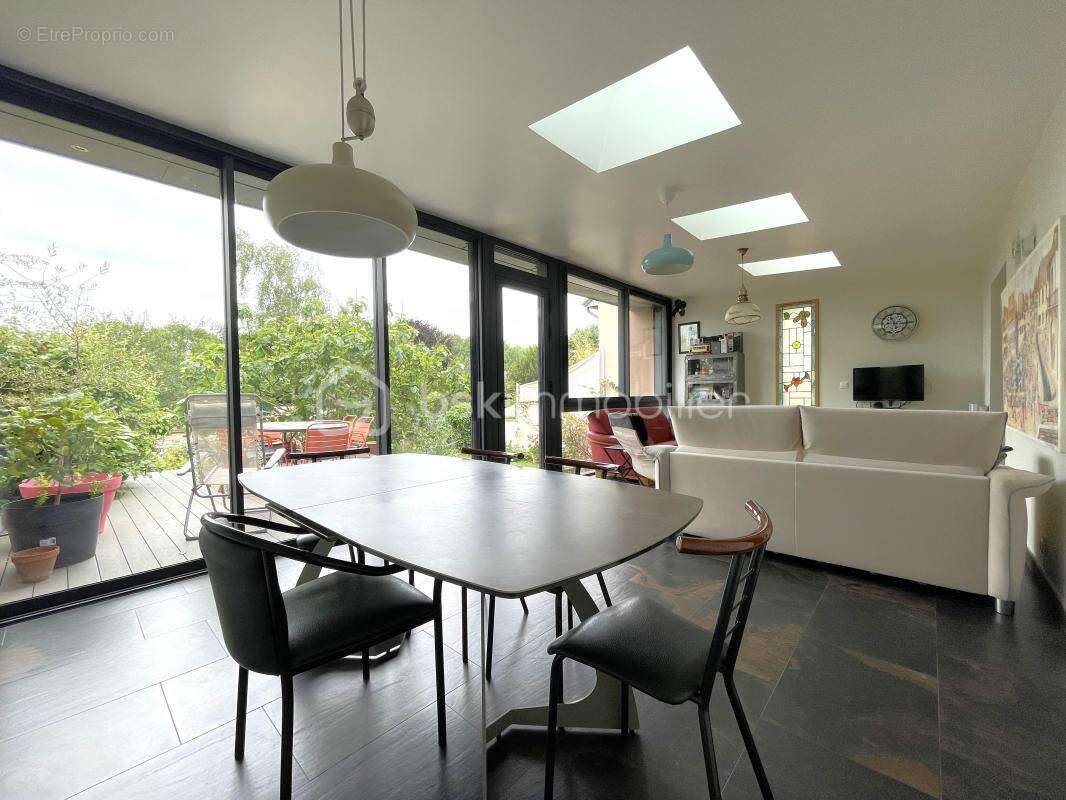 Maison à LES CLAYES-SOUS-BOIS