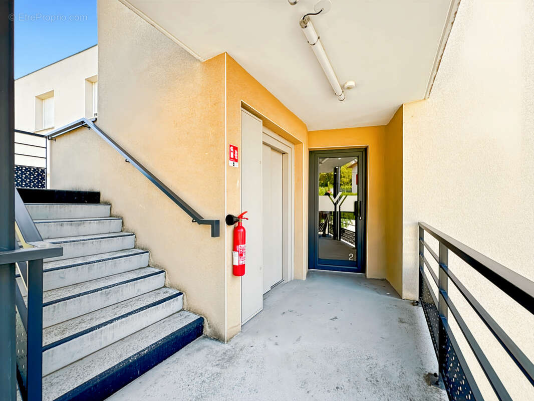 Appartement T3 récent, Ascenseur Climatisé avec balcon et Parking à Trévoux - Bord de Saône - photo 9