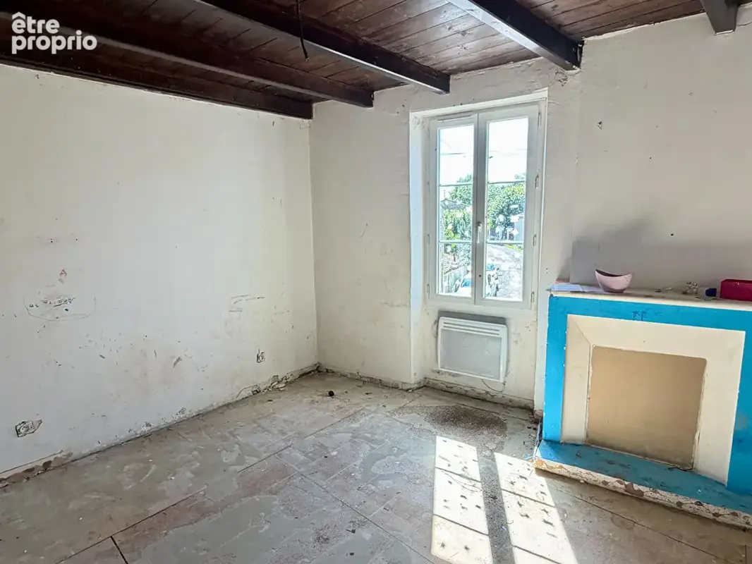 Dans un village avec bar/resto, maison à rénover, beau potential, gros travaux déjà effectué - photo 5