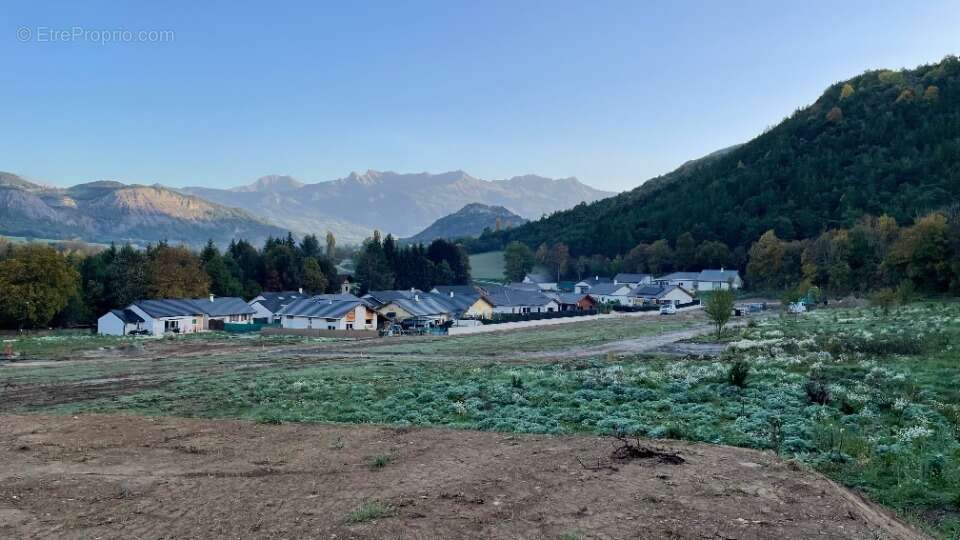 Terrain 800 m² à Saint-Etienne-Le-Laus  - photo 2