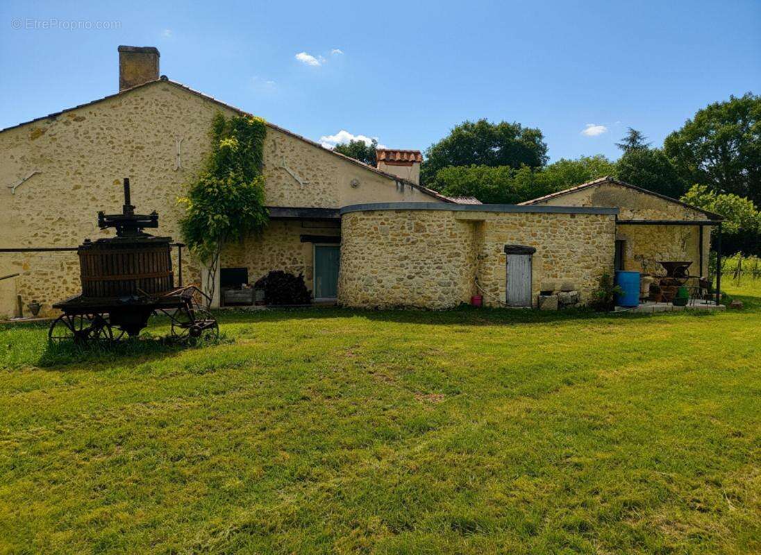 Maison de maitre  300 m² -12 pieces - dependances - photo 7
