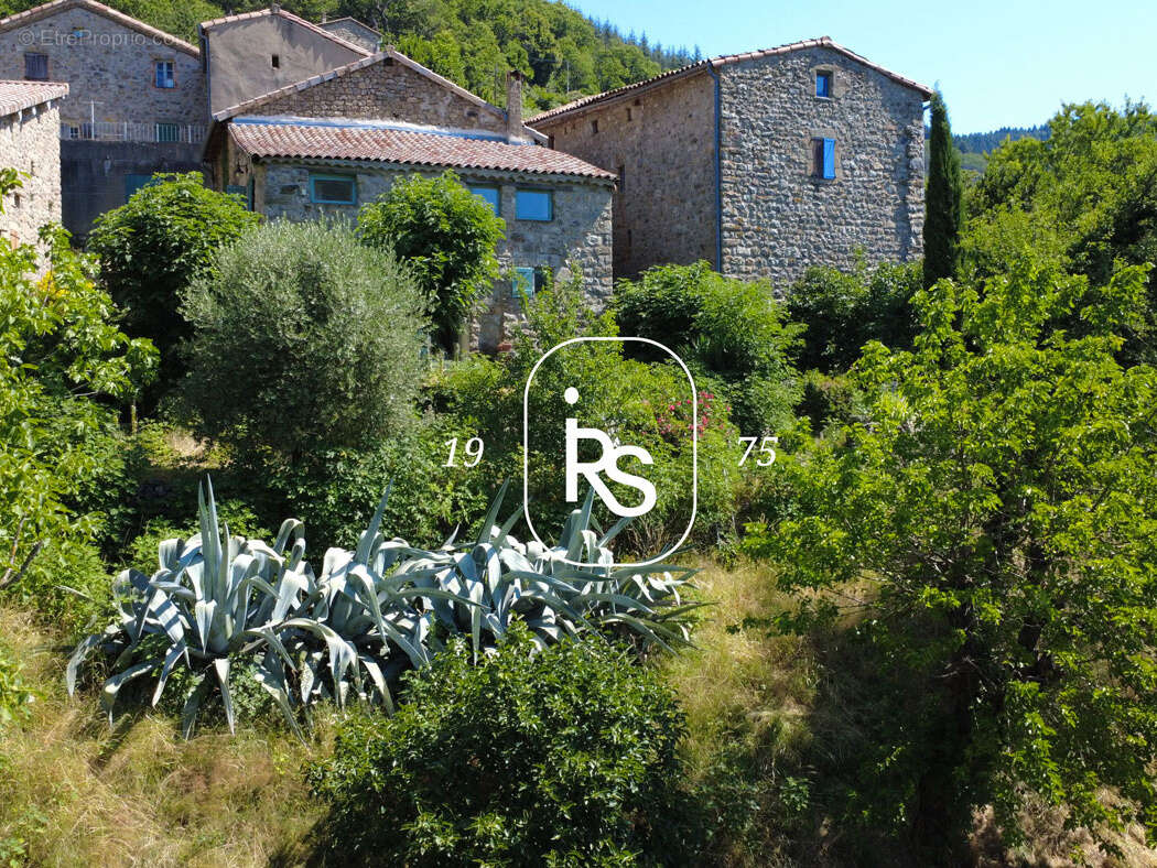 Maison de hameau en pierre de 72 m2 avec une terrain arboré de 810 m2 - photo 4