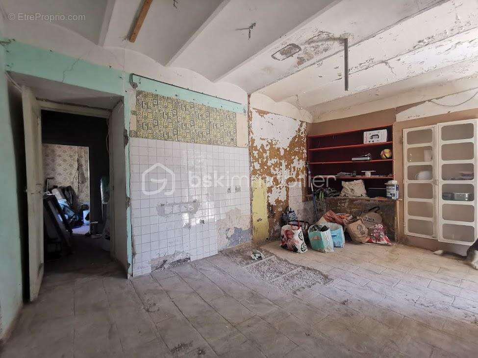 Maison en pierre avec granges, hangar, garage et terrains - Gros potentiel - photo 7