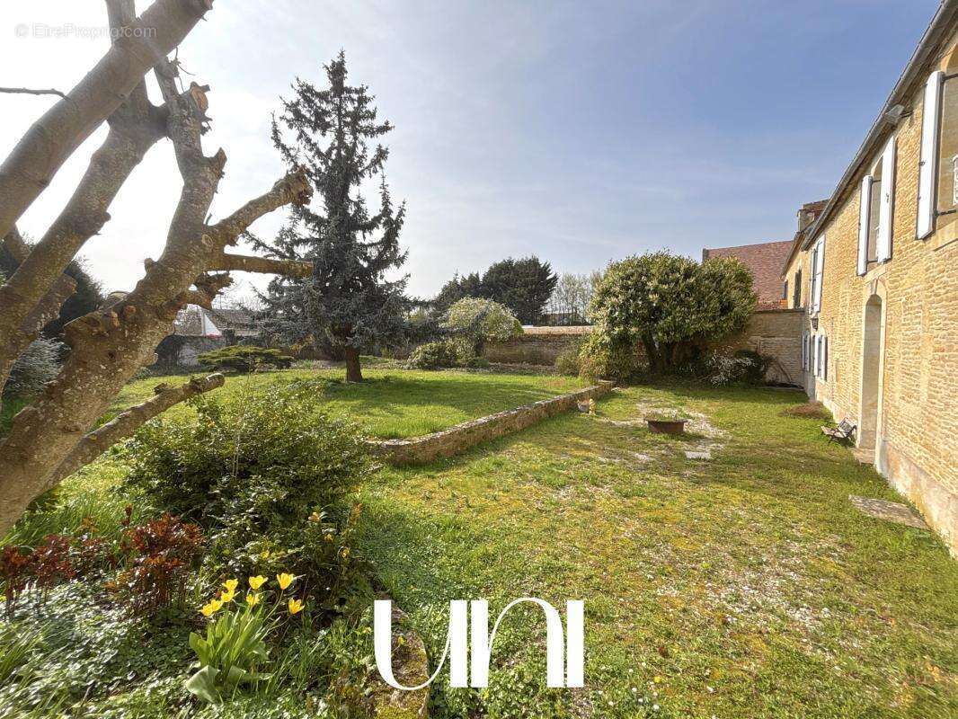 Maison à MEZIDON-CANON