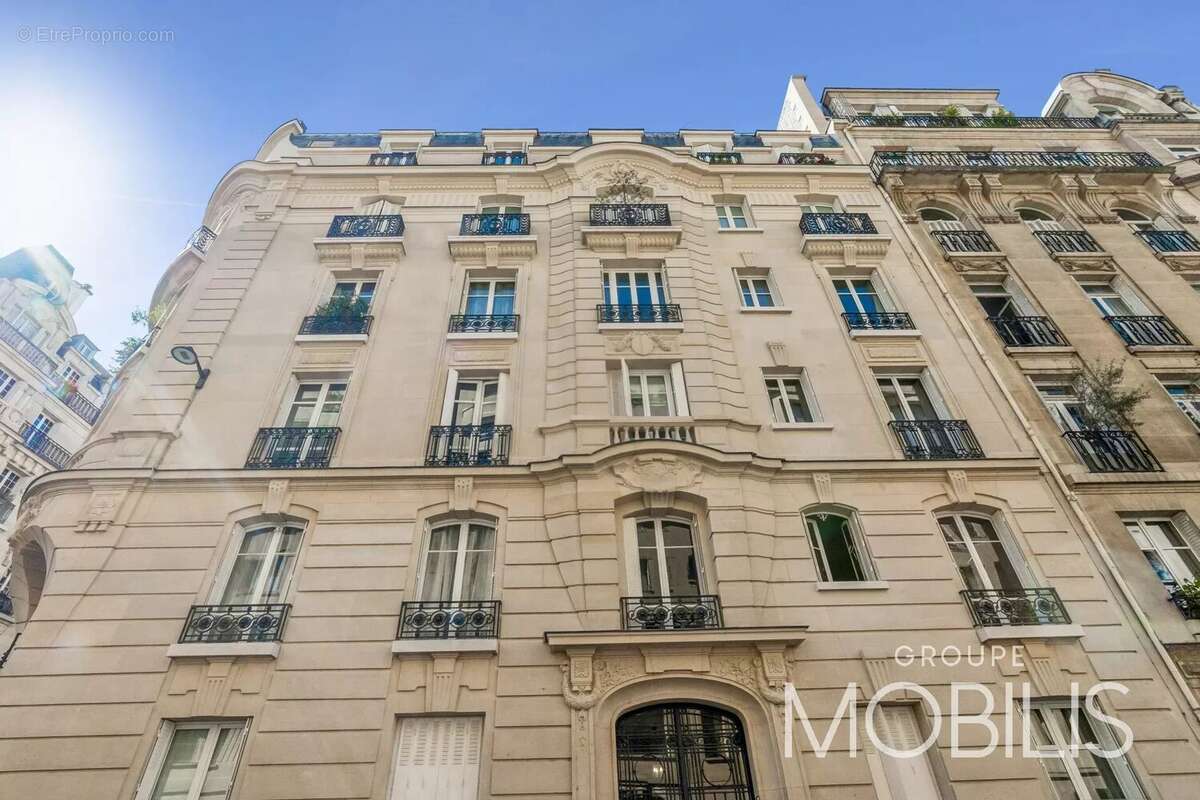 Appartement à PARIS-16E