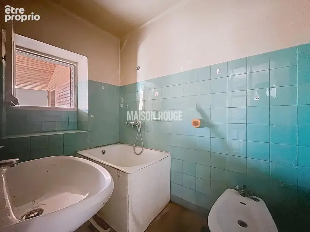 TRESSE - Maison en pierre à rénover avec jardin de 900 m², garage et beau potentiel d'aménagement - photo 11