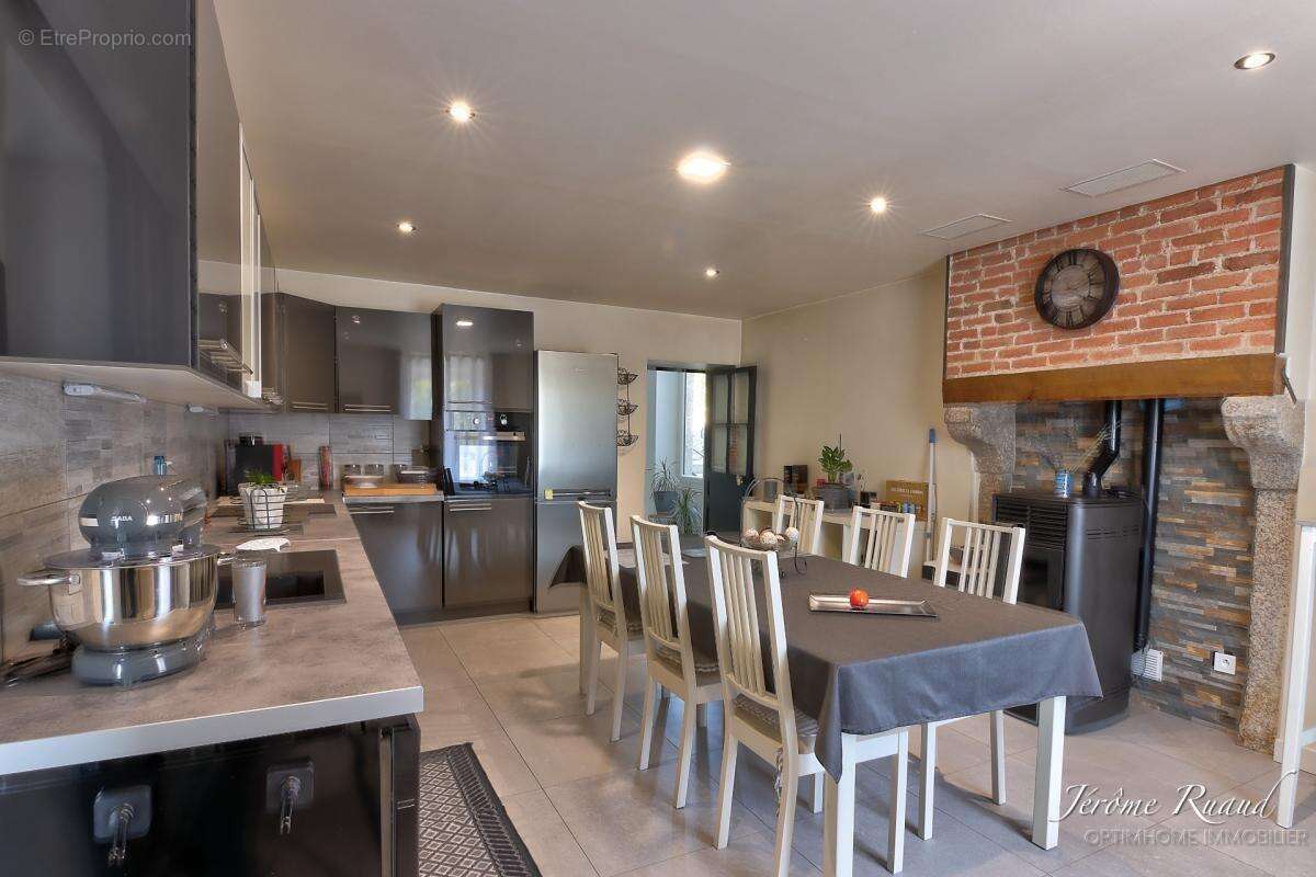 Maison de caractère rénovée de 205 m² avec jardin, bois, et grange - photo 3