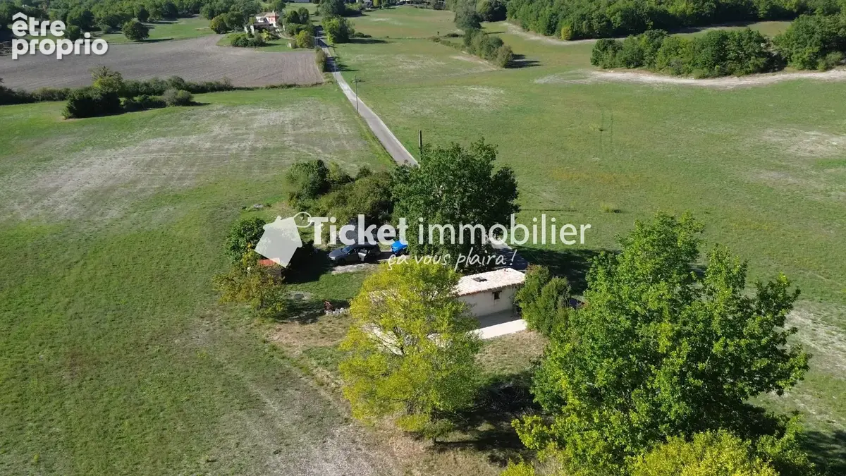 Charmante maison en pierre isolée, vendue meublée, ~40m2 exploités, mezzanine aménagée, vue champs à perte de vue, poêle à bois  - photo 4