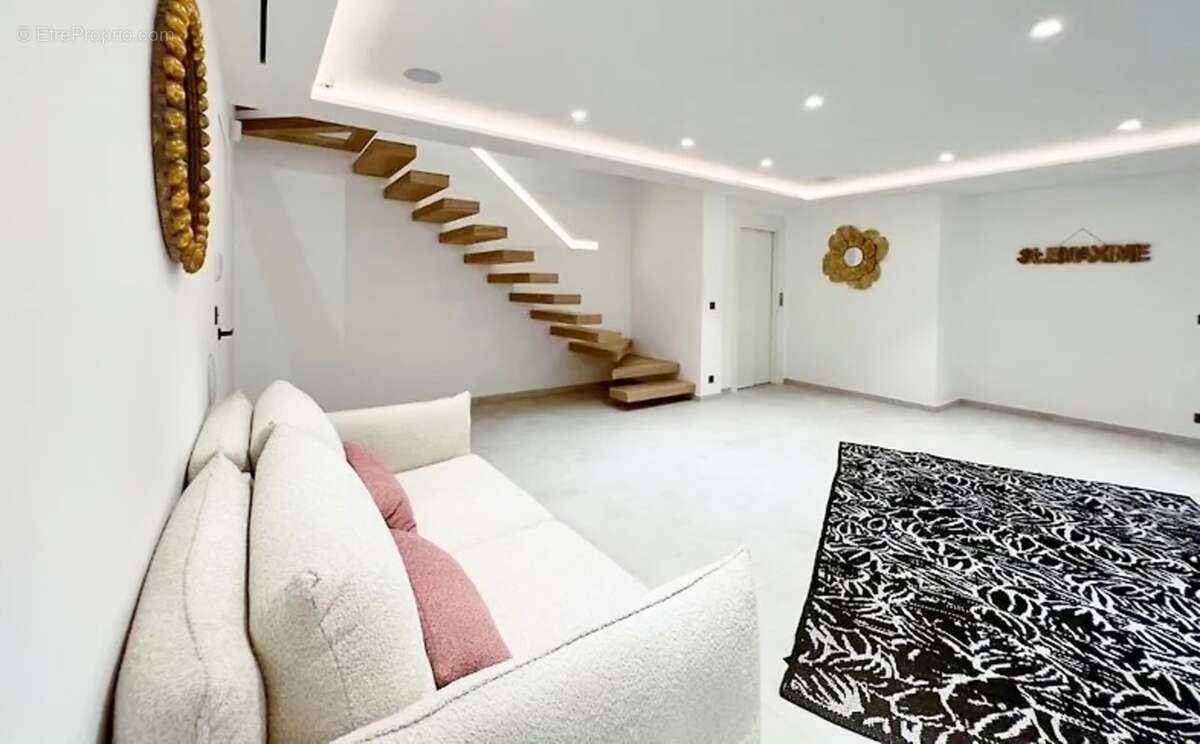 Dpt Var (83), à vendre SAINTE MAXIME maison P6 de 280 m² - Terrain de 1637 m² - photo 12