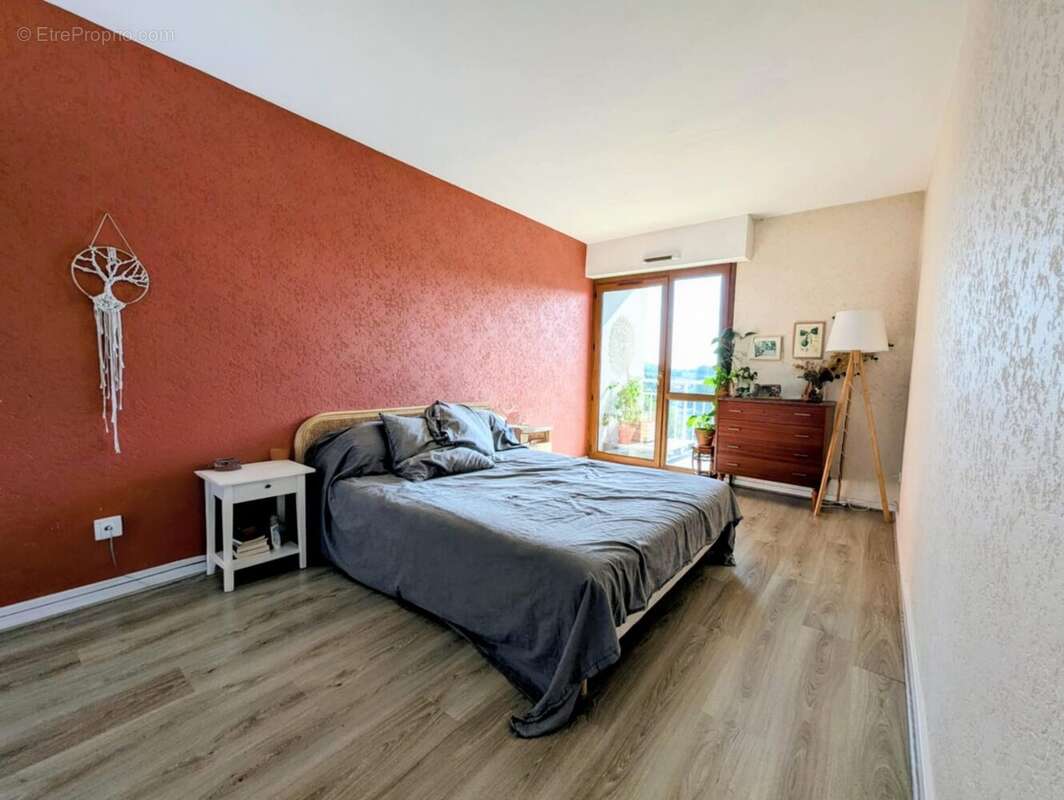 Chambre 1 - Appartement à MERIGNAC