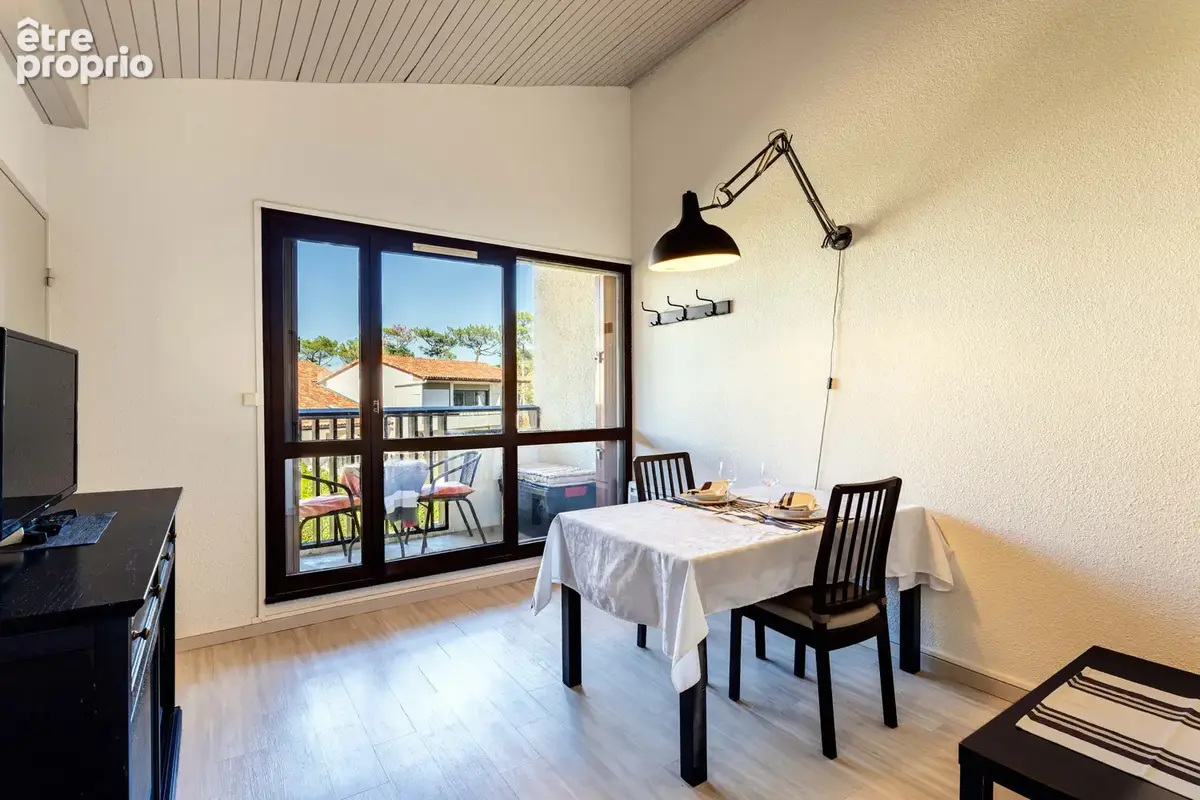 Appartement plein de charme avec beau potentiel - photo 3