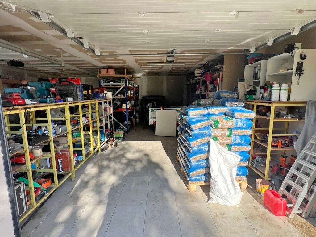 Maison à EGLISE-NEUVE-DE-VERGT