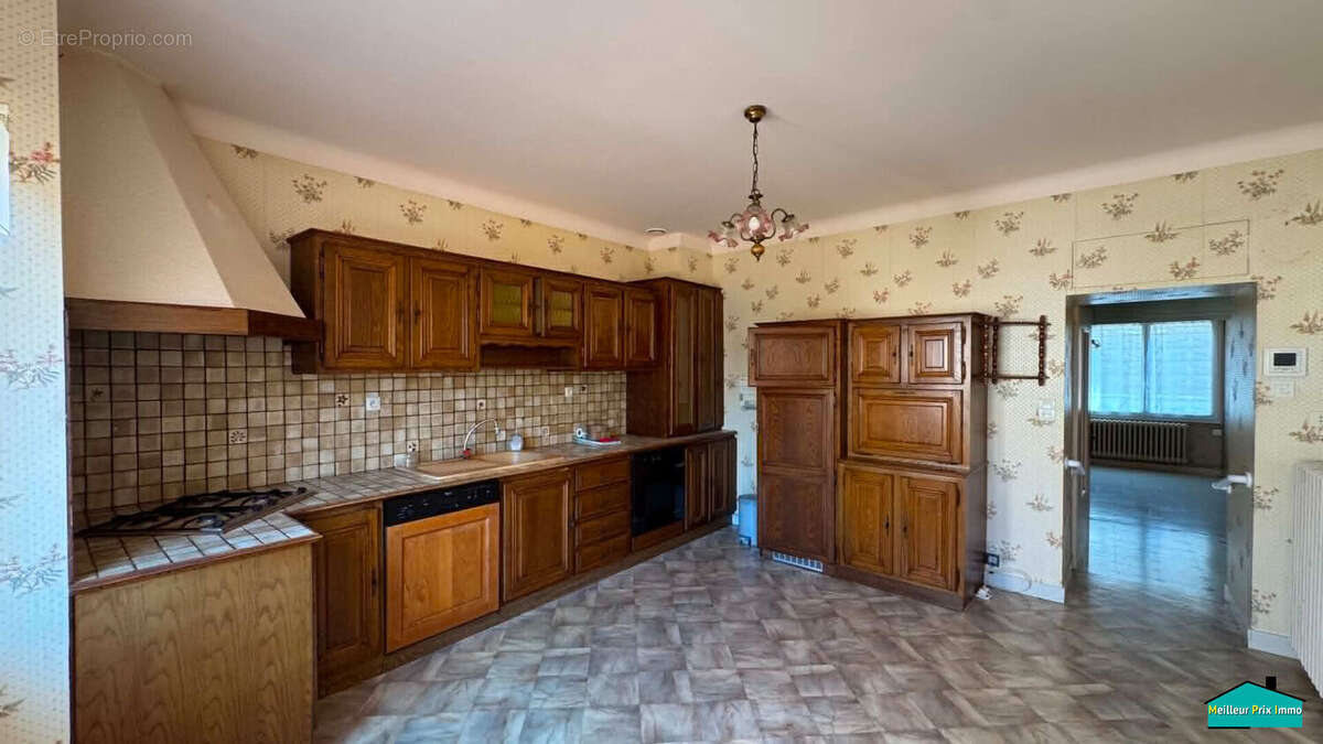 Maison de bourg de 157 m² avec jardin clos et garage - Beau potentiel - photo 2