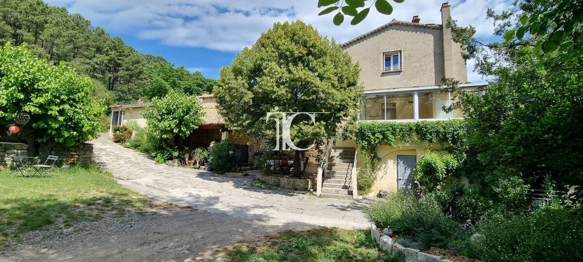 Propriété de caractère composée de trois logements indépendants avec piscine et potentiel de développement - photo 32
