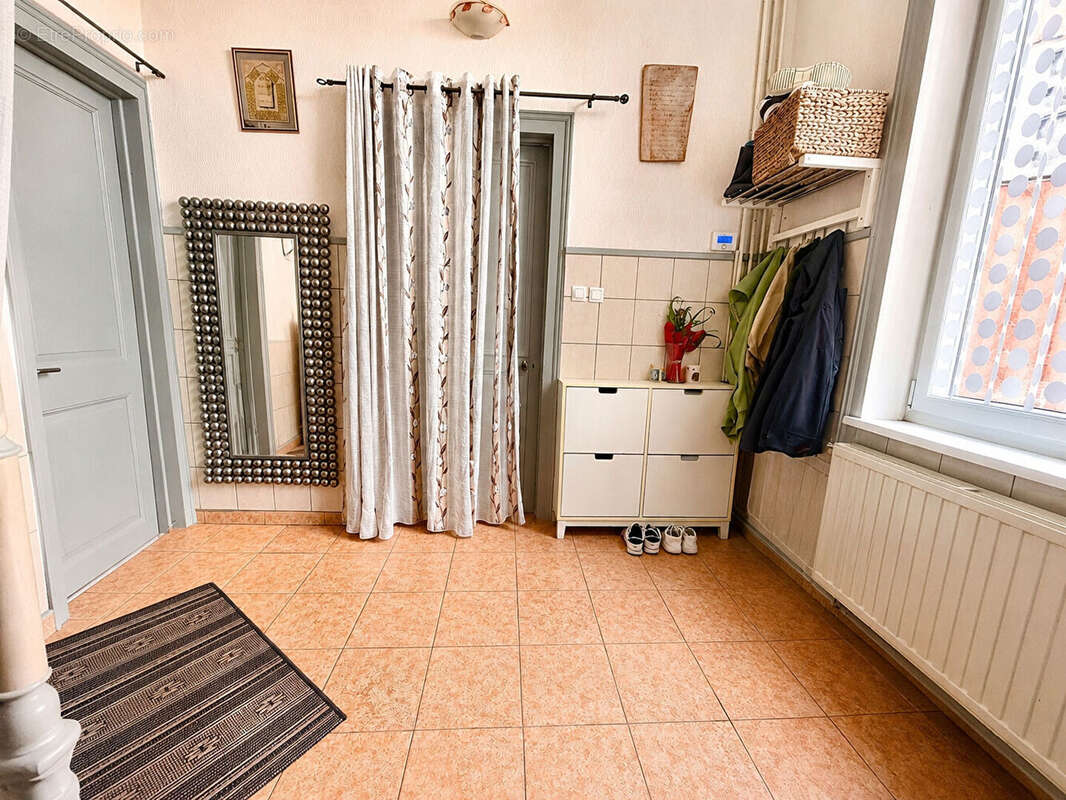 Maison de ville - 11 pièces avec dépendance et local commercial - photo 11