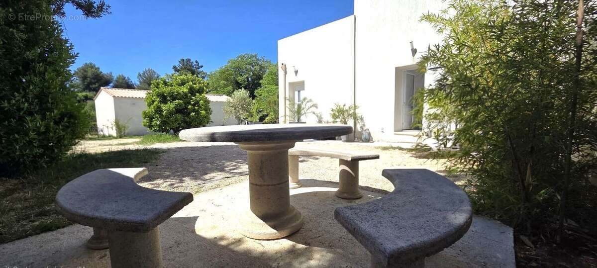 AUBAGNE-MAISON T5 A VENDRE-4 CHAMBRES-550M² DE TERRAIN-PROCHES - Maison à AUBAGNE
