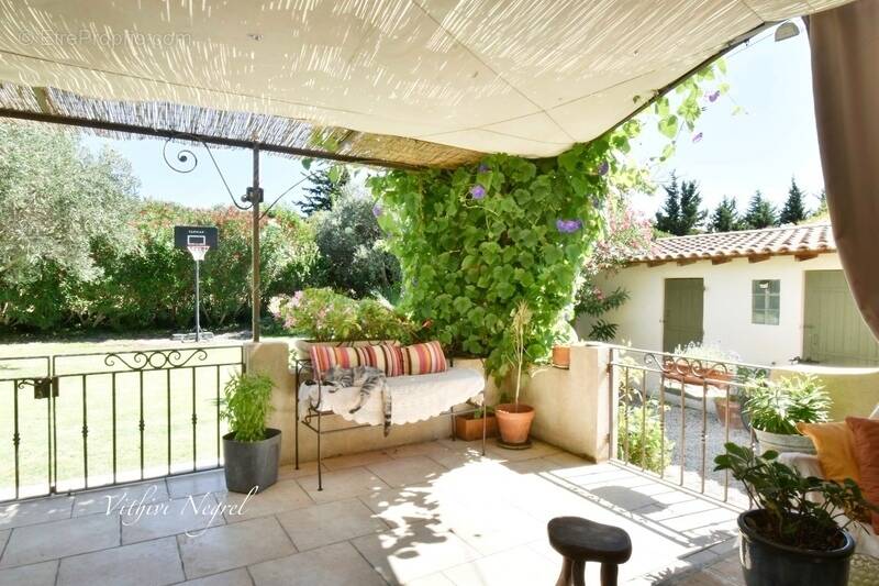 Maison au pied des Alpilles de plus de 200 m2 et 2 dépendances à MOURIES (13) - photo 26