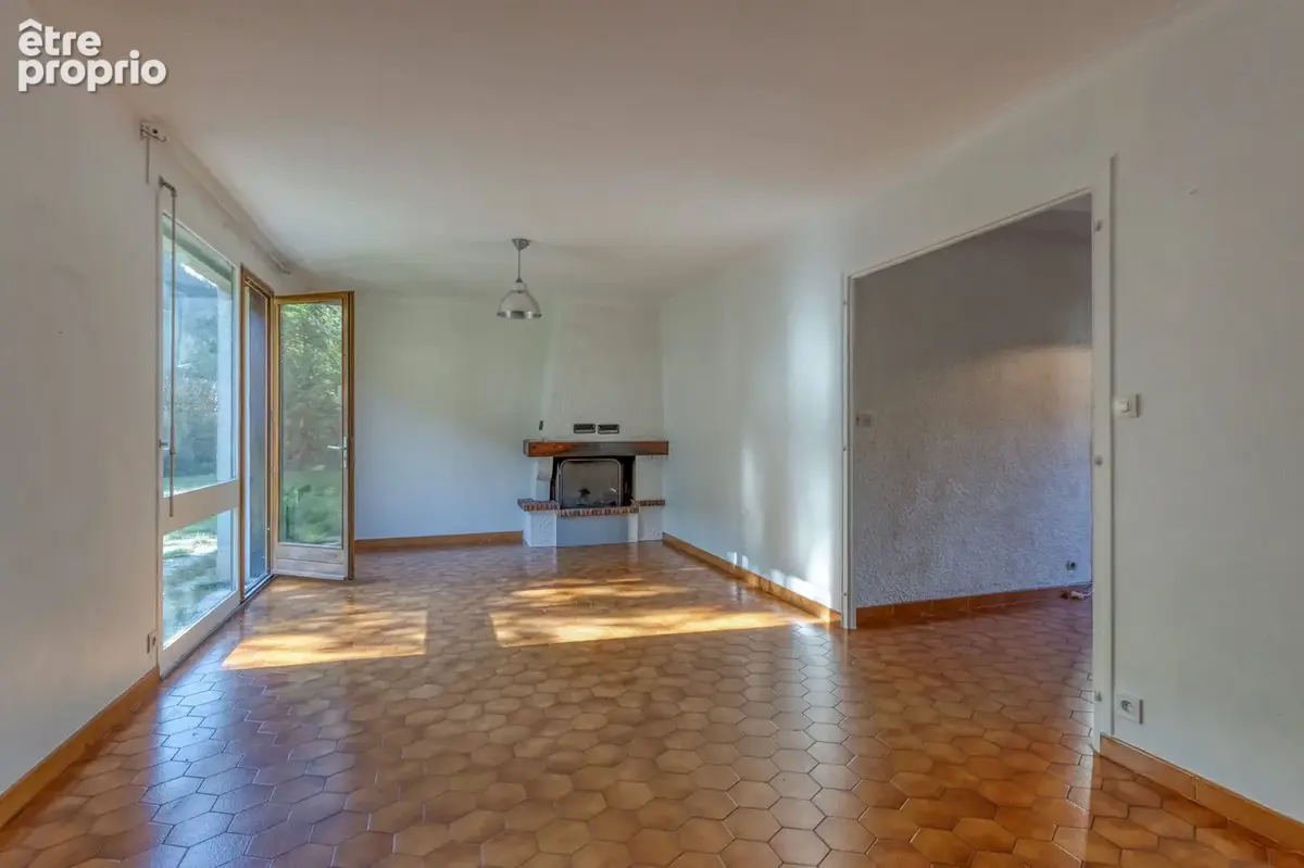 LE VERSOUD - Maison mitoyenne de 96 m2 habitables à rénover avec garage, sur terrain de 430 m2 - photo 4