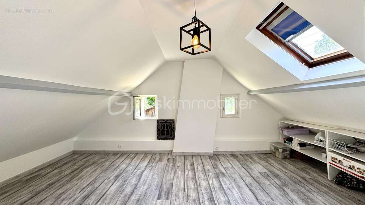 Maison de caractère à Crépy-en-Valois – Un cadre de vie paisible et pratique - photo 14