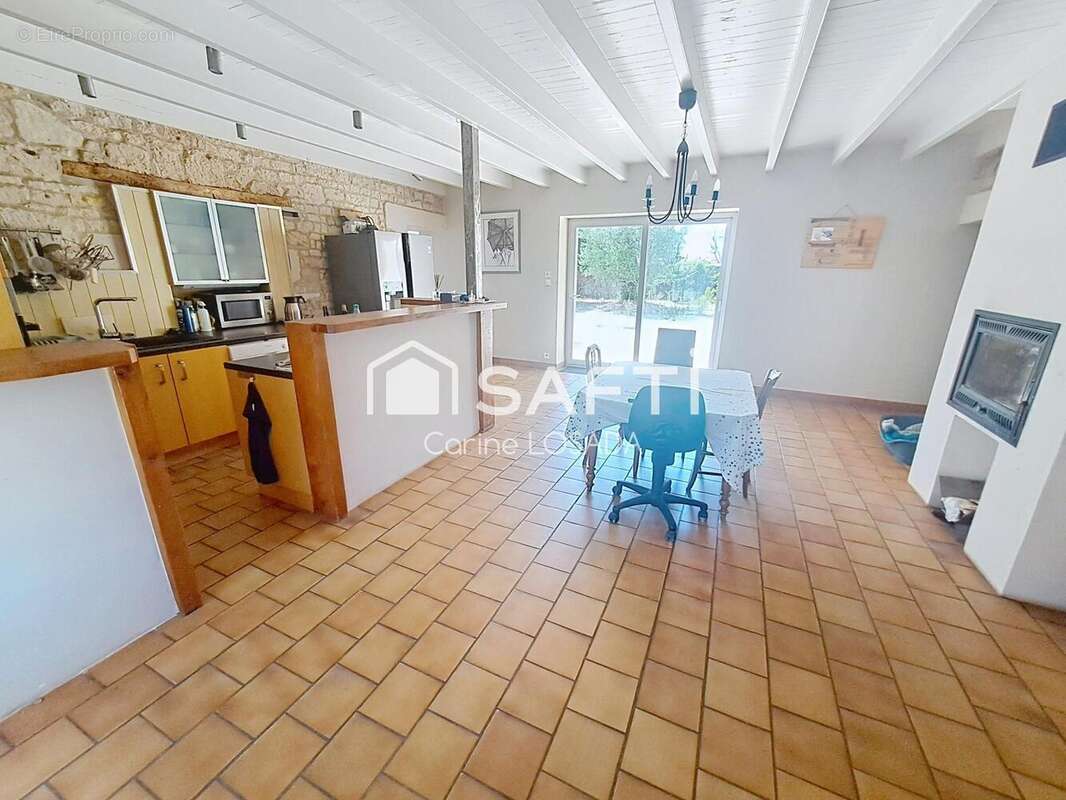 Maison 209 m² à Les Magnils-Reigniers  - photo 4