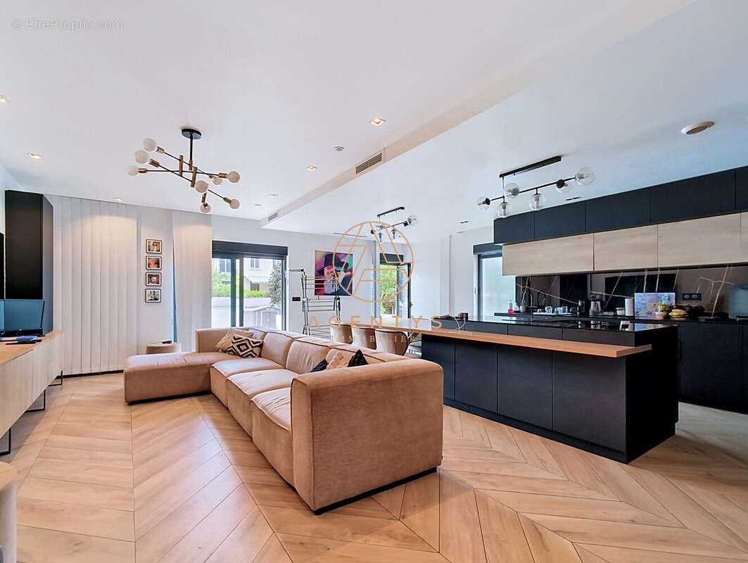 Maison 157 m² à Saint-Maur-Des-Fosses  - photo 3