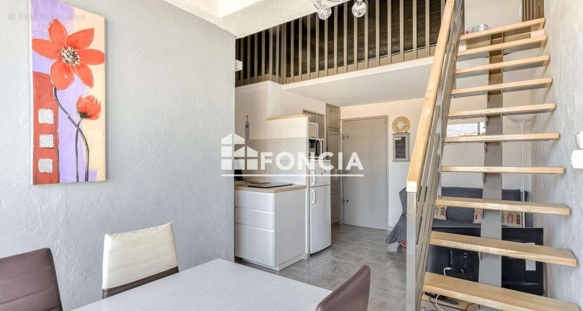 Superbe T2 Duplex rénové avec vue panoramique, piscine et parking privatif - photo 7