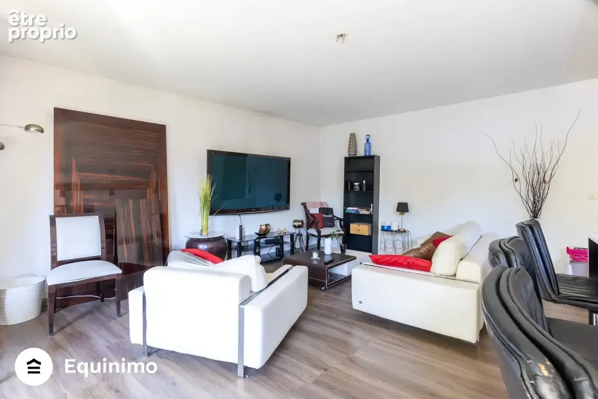 Appartement de 90m2, traversant, lumineux et en bon état, avec balcon et vue sur la Marne, situé Belvédère des - photo 3