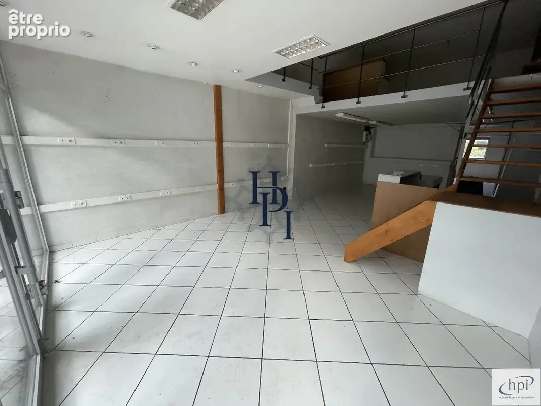 Vente deux locaux commerciaux, dépôt, 12 garages et parking sur 974 m2 de terrain Saint Affrique - photo 14