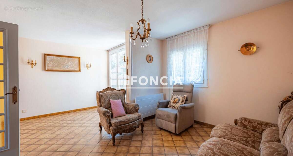 SECTEUR MALISSOL T4, avec grande terrasse, box fermé et place de parking intérieur - photo 4