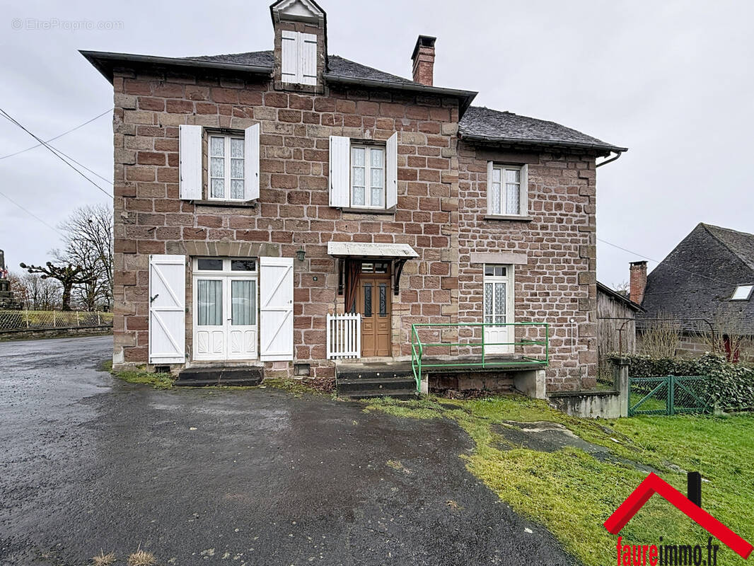 Maison à SAINT-CYR-LA-ROCHE