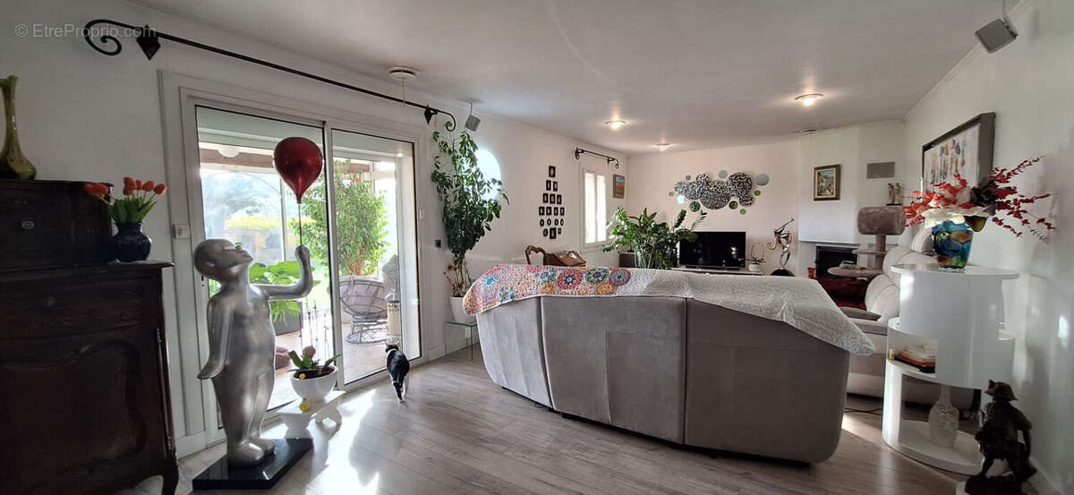 Maison à ENTRAIGUES-SUR-LA-SORGUE