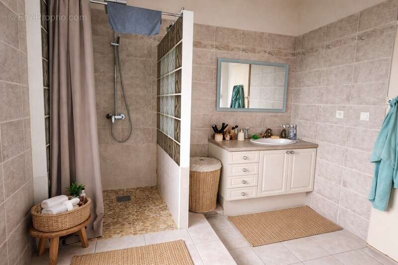 Maison à SAINT-MEDARD-DE-GUIZIERES