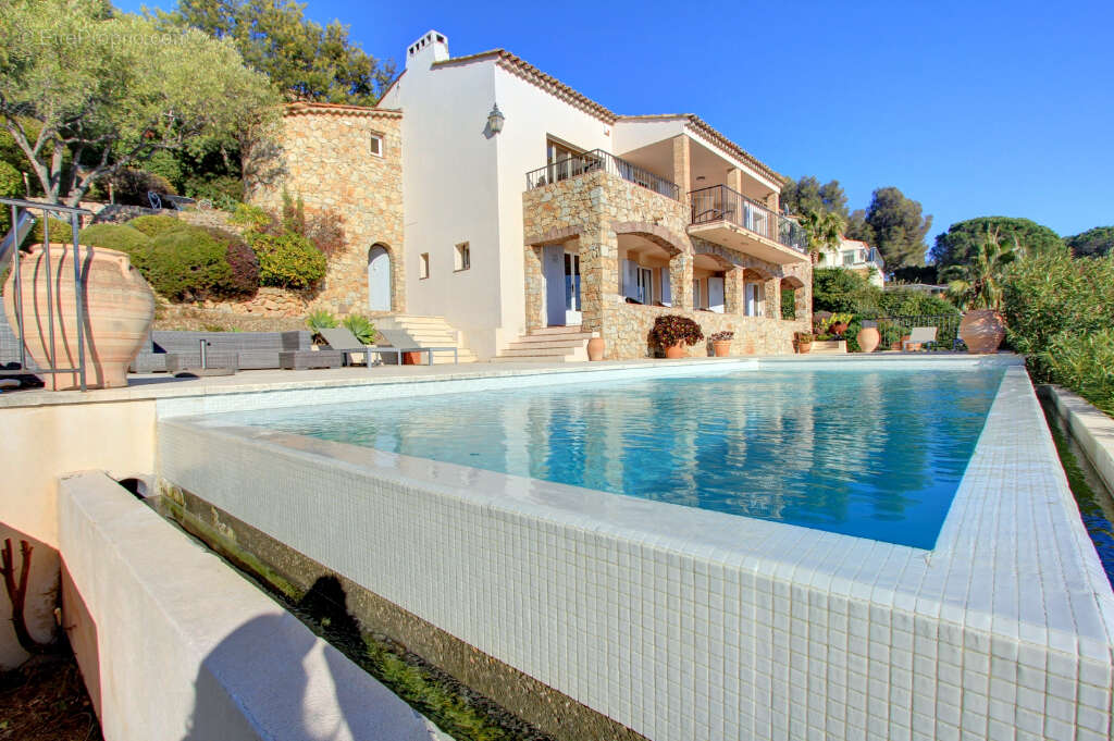 Villa provencale de charme en pierre avec piscine et garage de plus de 100 m² a pied des plages  et commerces, vue mer panoramiq - photo 13