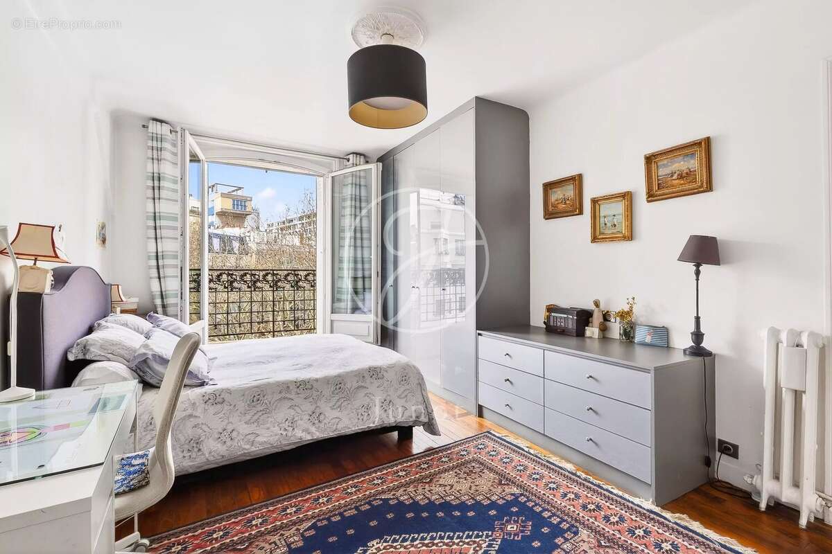 Appartement à PARIS-16E
