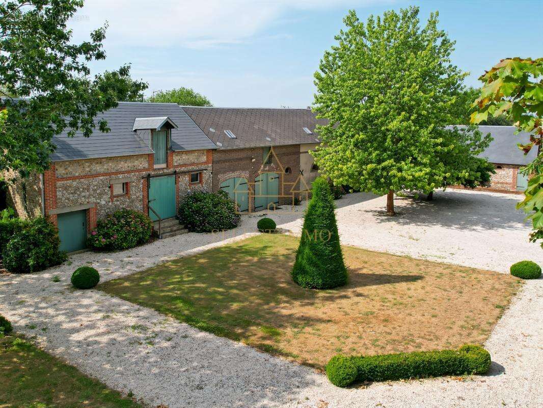 Propriété d'exception de 237m² dans un cadre d'exception et 400m² de dépendances - photo 20